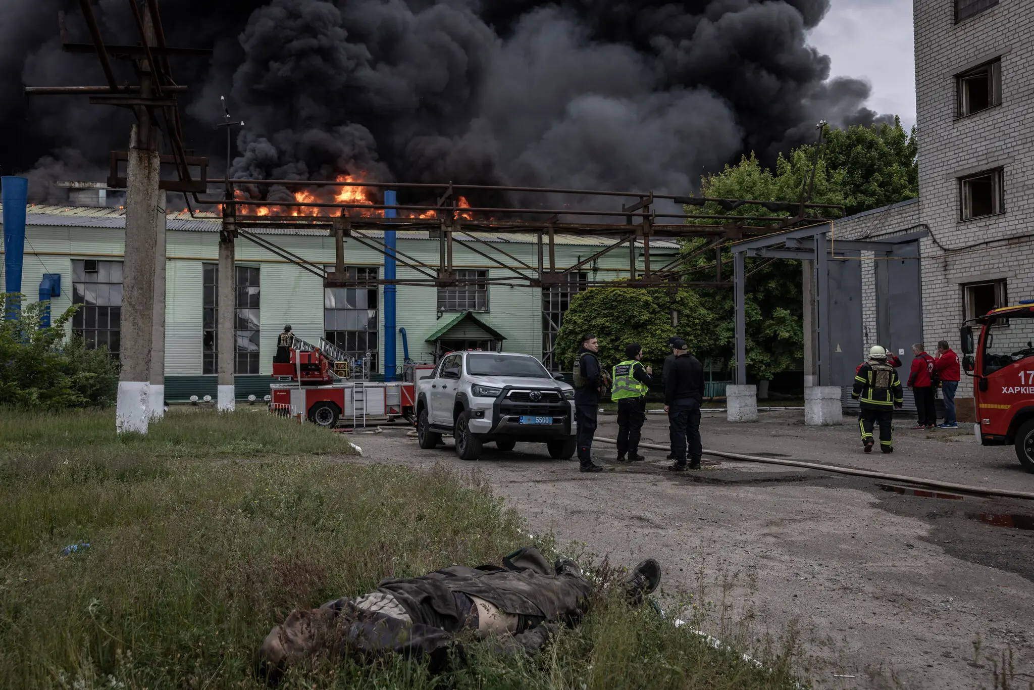 Труп біля промислових будівель після страйку в Харкові 17 травня